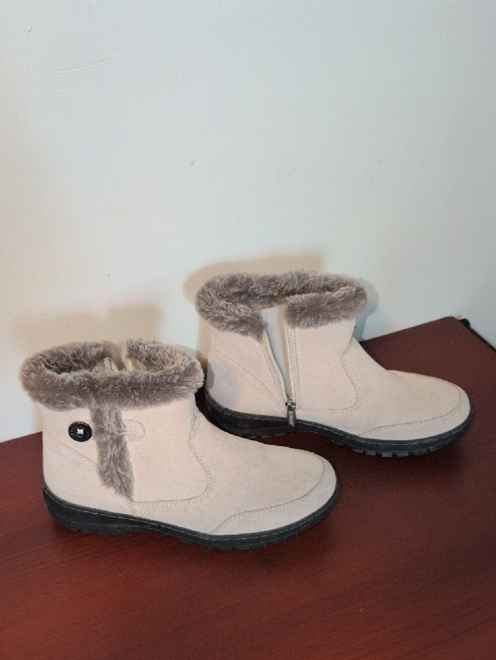 Khombu Women's Light Gray Faux Fur Trim Winter Boots - Picture 2 of 4